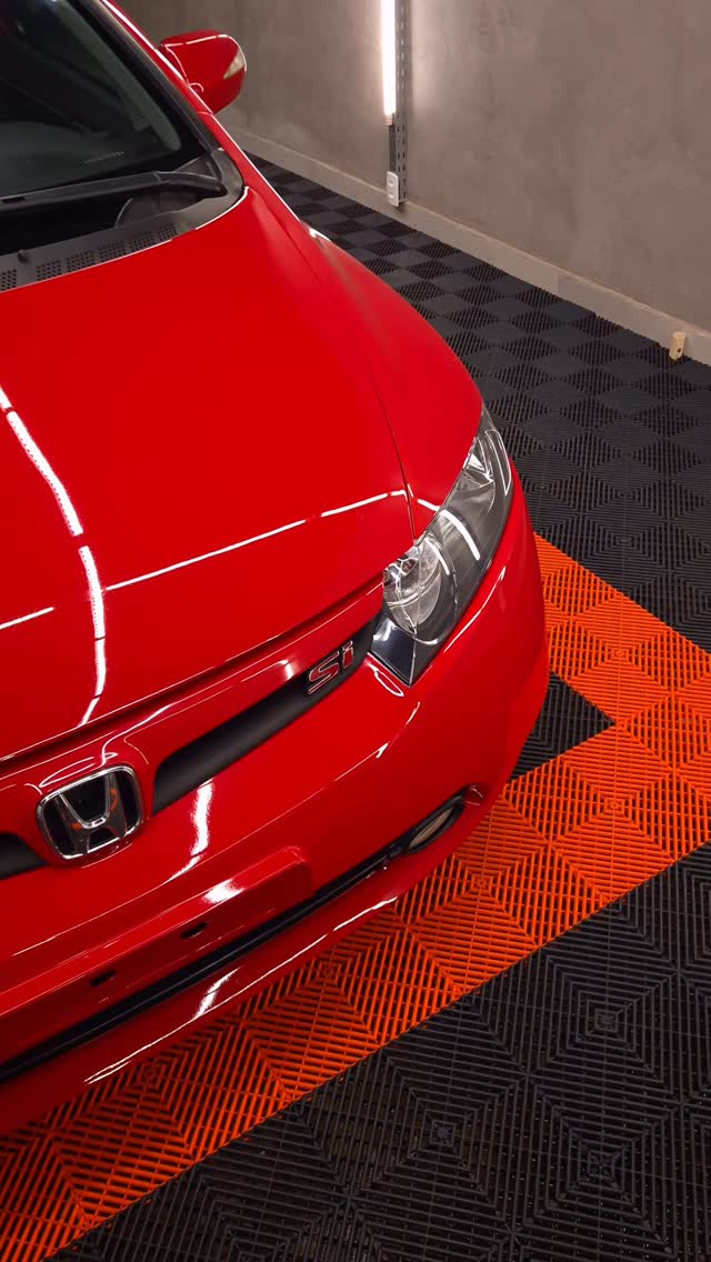 Civic Si vermelho no estúdio