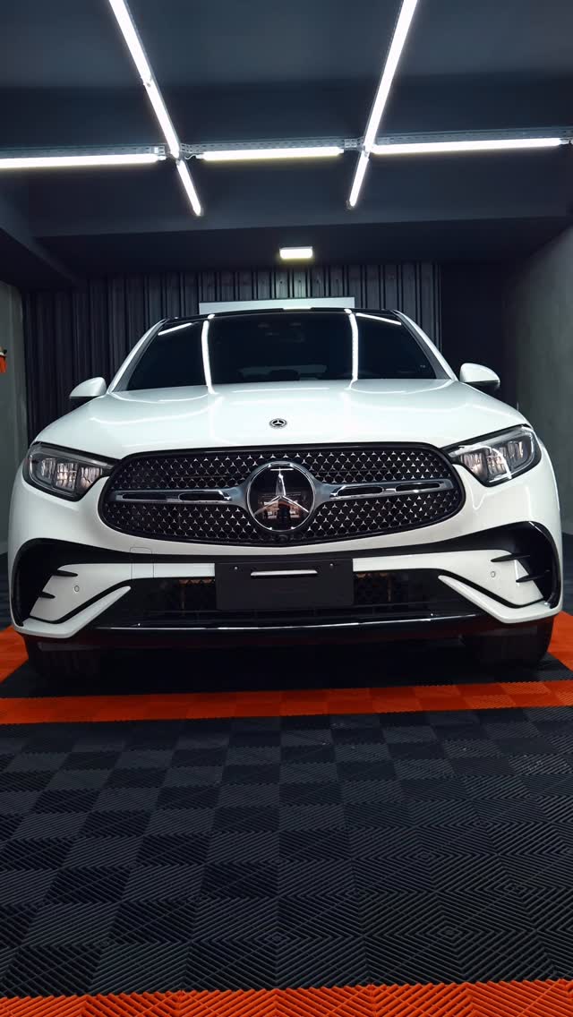 Mercedes GLC 300 no estúdio